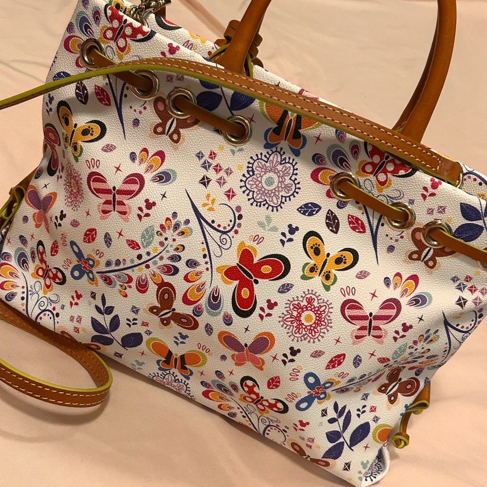 Dooney & Bourke *AP* 2019 EPCOT INTERNATIONAL FLOWER AND GARDEN FESTIVAL - Picture 2 of 16